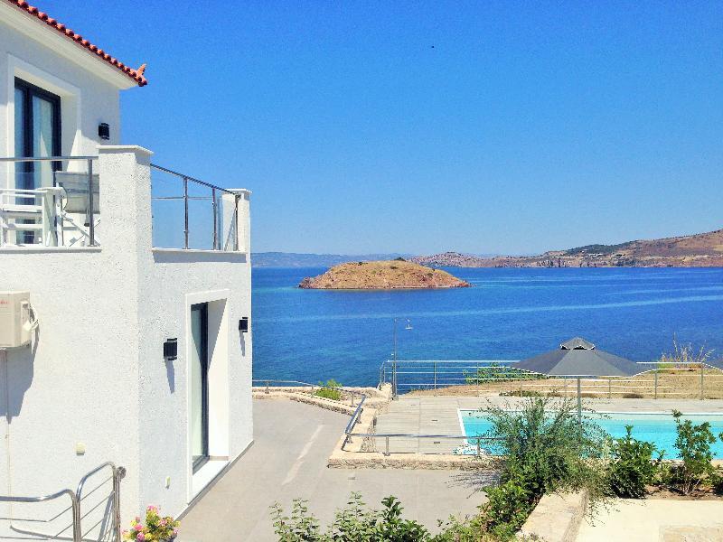 Eleia Seafront Rooms & Villas ペトラ エクステリア 写真